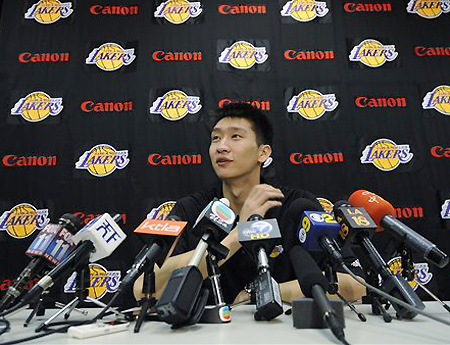 Los Angeles Lakers Sun Yue, of China, speaks during a news conference at the team's basketball training facility in El Segundo, Calif., Wednesday Sept. 24, 2008. The Lakers announced they have signed Sun, dubbed as China's Magic Johnson by fans, to a multi-year contract. [Sina.com]