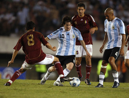 Argentina's Lionel Messi (2nd L) eludes the challenge of Venezuela's Tomas Rincon (L) during their World Cup 2010 qualifying soccer match in Buenos Aires March 28, 2009. [Agencies] 