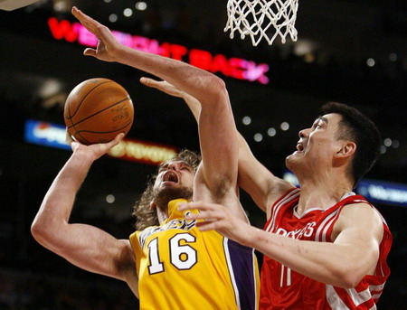 Rockets outmuscle Lakers 100-92 in series opener
