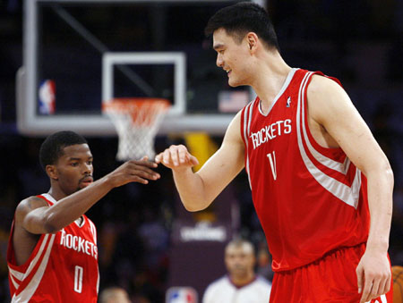 Yao's 28 lifts Rockets for 1-0 lead against Lakers