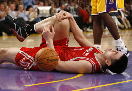 Yao's 28 lifts Rockets for 1-0 lead against Lakers