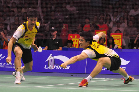 National shuttlers commemorate 5.12 on Sudirman court