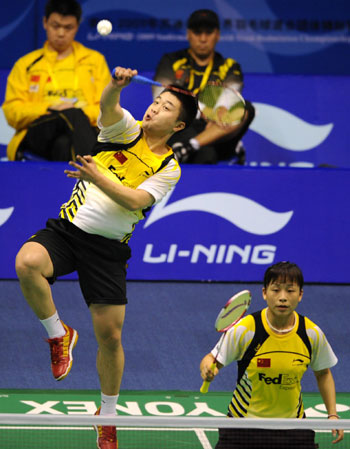 National shuttlers commemorate 5.12 on Sudirman court