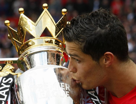 Man United win third consecutive league title