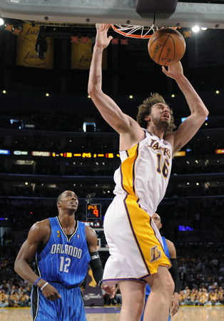Lakers hang on for 101-96 win in Game 2