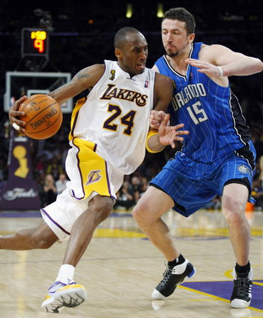Lakers hang on for 101-96 win in Game 2