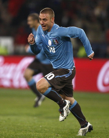 Rossi fires Italy 3-1 over US