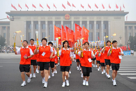 China's top lawmaker starts torch relay for National Games