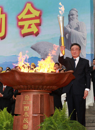 China's top lawmaker starts torch relay for National Games