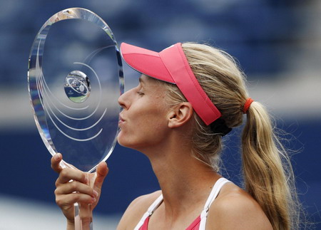Dementieva denies Sharapova in Toronto final