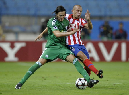 Heitinga to Everton in late move
