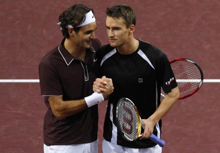 Federer eases into home-town quarter-finals