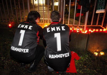 Germany goalkeeper Enke dies in apparent suicide