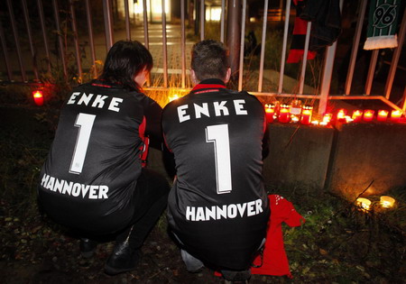 German goalkeeper Enke dies in apparent suicide