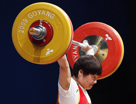 China's Li lifts gold in women's 58kg category at worlds