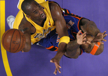 Kobe carries Lakers to 100-90 win over Knicks