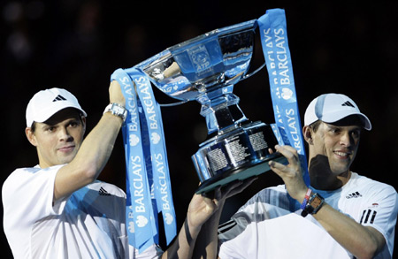 Bryan brothers seal No.1 with doubles win