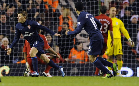 Arsenal beats Liverpool 2-1 to keep pressure on