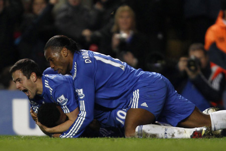 Late goals lift Chelsea while City win again