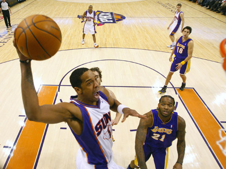 Suns shine early to pull away from Lakers