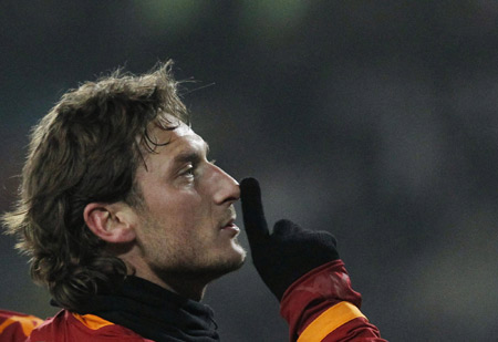 AS Roma beats 10-man Juventus 2-1