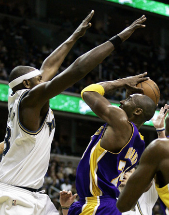 Lakers win after White House visit