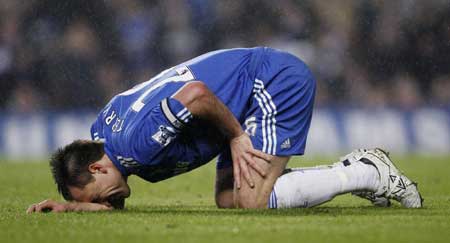 Chelsea back to top with 2-0 win over Arsenal