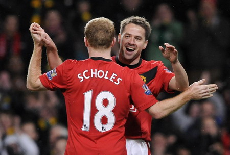 Rooney double helps United beat West Ham 3-0