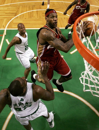 LeBron inspires Cavaliers to rare win in Boston