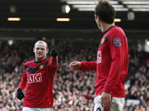 Rooney gives United top spot with win over Fulham