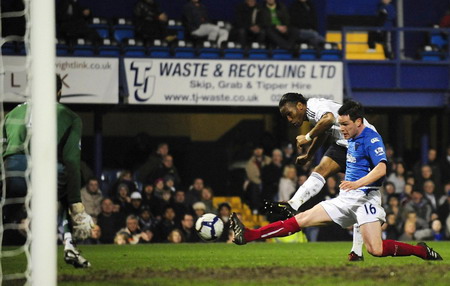Chelsea thump Portsmouth 5-0 to close on Man Utd
