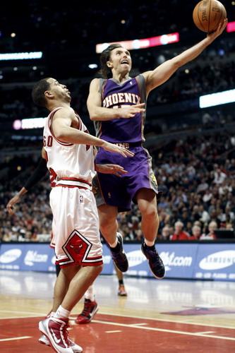 Nash clutch play helps Suns edge Bulls