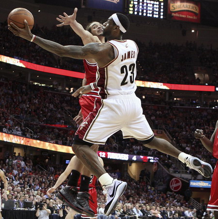 LeBron's 40 lead Cavs over Bulls