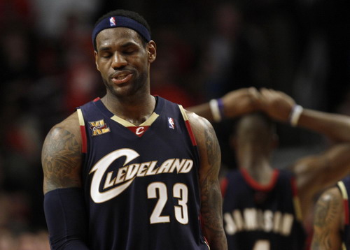 Bulls hold off late-charging Cavaliers to cut series to 2-1