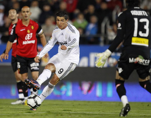 Ronaldo hat-trick keeps Real title hopes alive
