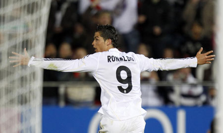 Ronaldo hat-trick keeps Real title hopes alive