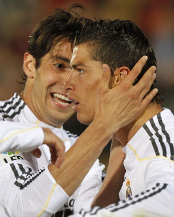 Ronaldo hat-trick keeps Real title hopes alive