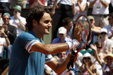 Federer fireworks light up Paris as Serena toils