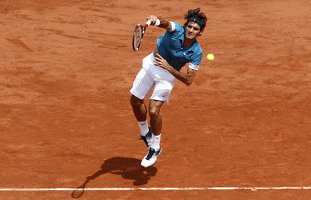 Catwalk for Venus, cakewalk for Federer in Paris