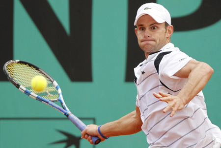 Roddick, Murray grind through as rain hits Paris