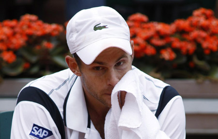 Nadal moves on, Roddick ousted at French Open