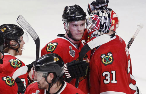 Niemi lifts Blackhawks over Flyers