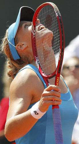 Schiavone advances to final after Dementieva retires