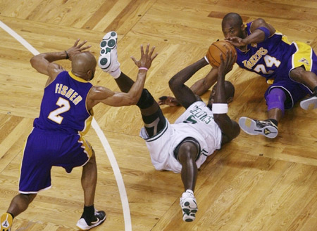 Lakers beat Celtics to take 2-1 series lead
