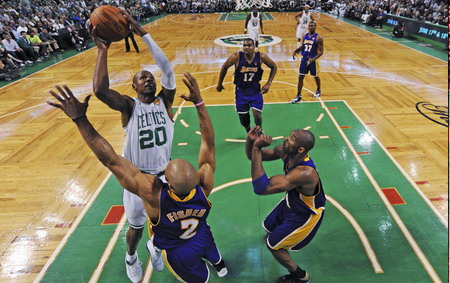 Lakers beat Celtics to take 2-1 series lead
