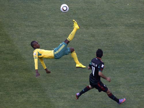 South Africa draws 1-1 with Mexico in World Cup opener