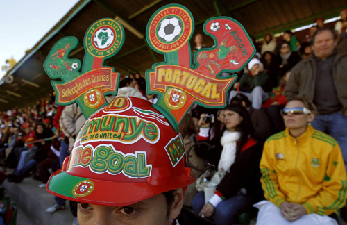 Makarapa becomes popular besides vuvuzela at World Cup