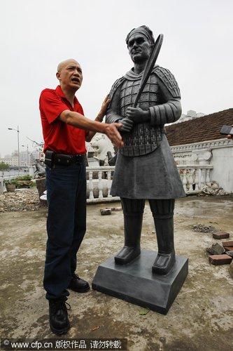 Warrior Federer stands on Shanghai boulevard