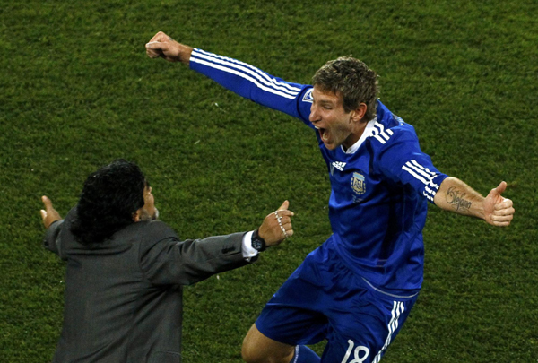 Report: Maradona to continue as Argentina coach