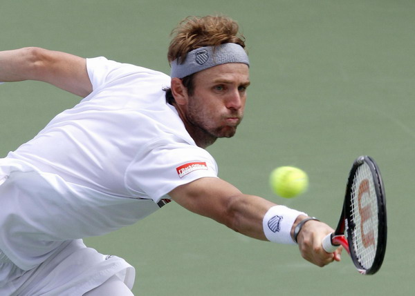 Federer beats Fish to clinch Cincinnati title